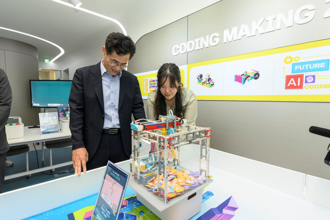 이기재(왼쪽) 양천구청장이 양천교육지원센터 개관일이었던 지난달 27일 건물 2층 목동미래교육센터에서 관계자의 설명을 듣고 있다.  양천구청 제공