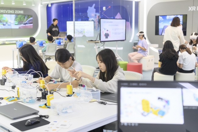 지난 15일 서울 양천구 목동 양천교육지원센터 2층에 마련된 목동미래교육센터 ‘코딩 메이킹 존’에서 어린이들이 분리수거 로봇 코딩 실습을 하고 있다. 양천구청 제공