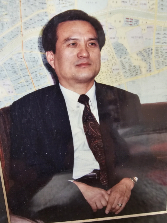 조천연 선생의 젊은 시절 모습. 지금은 고령임에도 여전히 열정적으로 어려운 사람들을 돕고 있다.