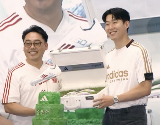 피터 곽 아디다스코리아 대표가 지난 7월 아디다스 행사장에서 통역 없이 한국어로 손흥민과 대화하고 있다. 유튜브 ‘인터티비’ 캡처