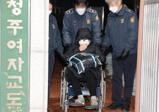 박근혜 정부 국정농단 사건으로 청주여자교도소에 복역 중인 최서원(개명 전 최순실)씨가 26일 오후 한 달간 일시 석방돼 교도소를 나서고 있다. 뉴시스