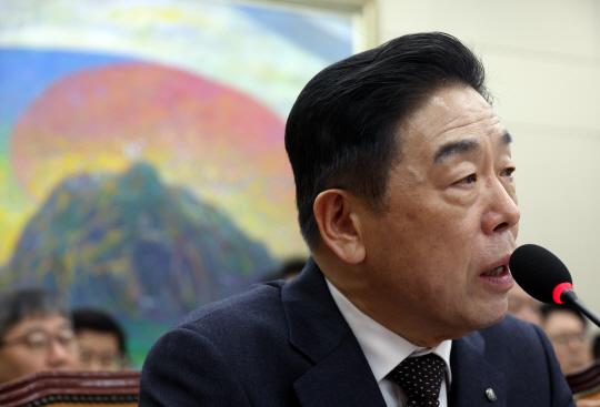김형석 독립기념관장이 22일 서울 여의도 국회에서 열린 정무위원회의 국가보훈부 등 국정감사에서 의원 질의에 답하고 있다. 뉴시스