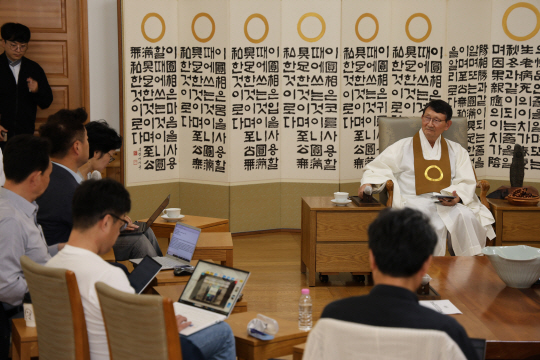 22일 간담회에서 기자들의 질문에 답하는 성도종 신임 종법사.