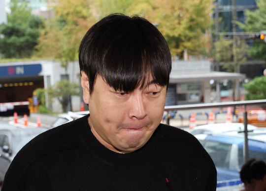 인터넷 불법 도박 사실을 고백한 코미디언 이진호가 22일 오후 관련 조사를 받기 위해 서울 강남경찰서로 출석하고 있다. (연합뉴스)