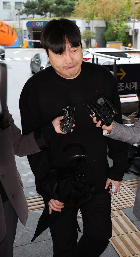 인터넷 불법 도박 사실을 고백한 코미디언 이진호가 22일 오후 관련 조사를 받기 위해 서울 강남경찰서로 출석하고 있다.  연합뉴스