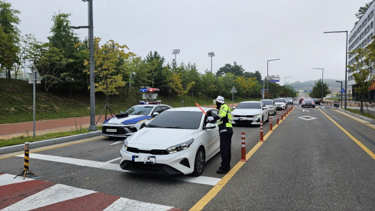 경북경찰청 소속 경찰관들이 출근길 음주운전 단속을 하고 있다. 경북경찰청 제공