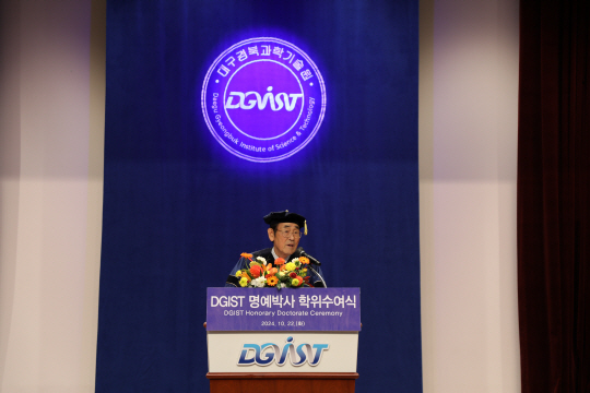 22일 DGIST 1호 호명에박사 학위를 받은 윤종용 전 삼성전자 부회장. DGIST 제공공젝