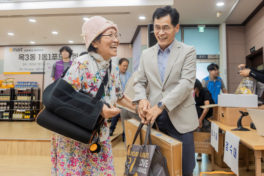이기재(오른쪽) 양천구청장이 지난7월 ‘1동1푸드마켓’(목3동) 개소식에서 주민과 대화하고 있다. 양천구청 제공