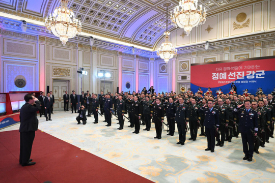 윤석열 대통령이 지난 2월 7일 청와대 영빈관에서 열린 준장 진급자 삼정검 수여식에서 진급 장성으로부터 거수경례를 받고 있다. 사진 대통령실 제공