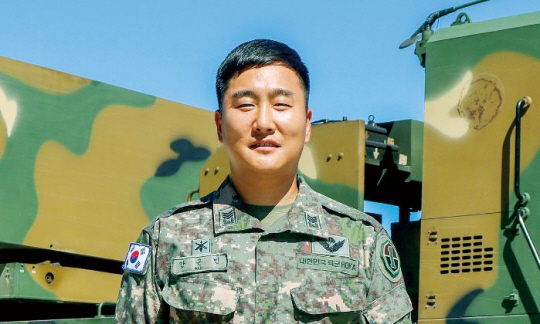 도로에 쓰러진 할머니를 구한 육군지상작전사령부 예하 화력여단 승전대대 안은빈 상사. 국방일보 제공