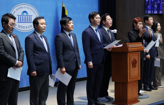 김승원(왼쪽 다섯번째) 더불어민주당 의원과 박은정(오른쪽) 조국혁신당 의원 등 야당 법제사법위원회 소속 의원들이 22일 국회 소통관에서 김건희 여사 동행명령장 집행 관련 기자회견을 하고 있다. 연합뉴스