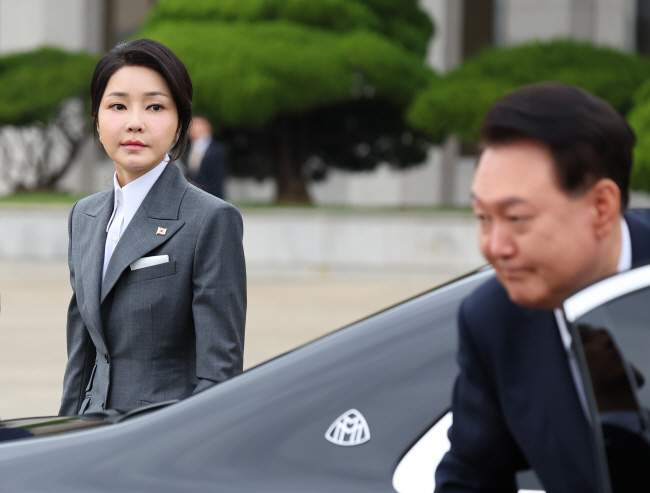 윤석열 대통령이 김건희 여사가 바라보는 가운데 지난 6일 한·아세안(동남아국가연합) 정상회의 참석차 출국하기 위해 성남 서울공항에 도착해 차량에서 내리고 있다.  뉴시스