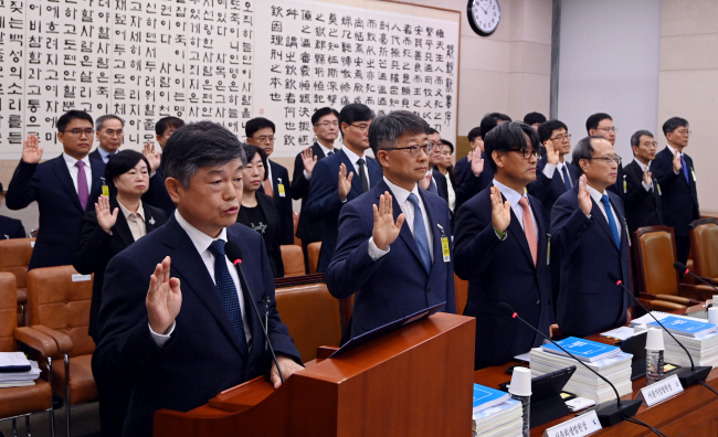 윤준(앞줄 왼쪽) 서울고등법원장이 22일 오전 국회에서 열린 법제사법위원회 국정감사에서 증인 선서를 하고 있다.  박윤슬 기자