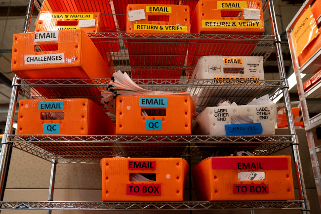 21일 미국 워싱턴주 킹카운티 선거 본부에서 이메일을 통해 사전 투표에 참여한 재외국민의 투표용지들이 투표 처리를 앞두고 상자에 담겨 있다. 워싱턴주에서는 지난 18일부터 대통령 선거 사전투표가 시작됐다. 로이터 연합뉴스