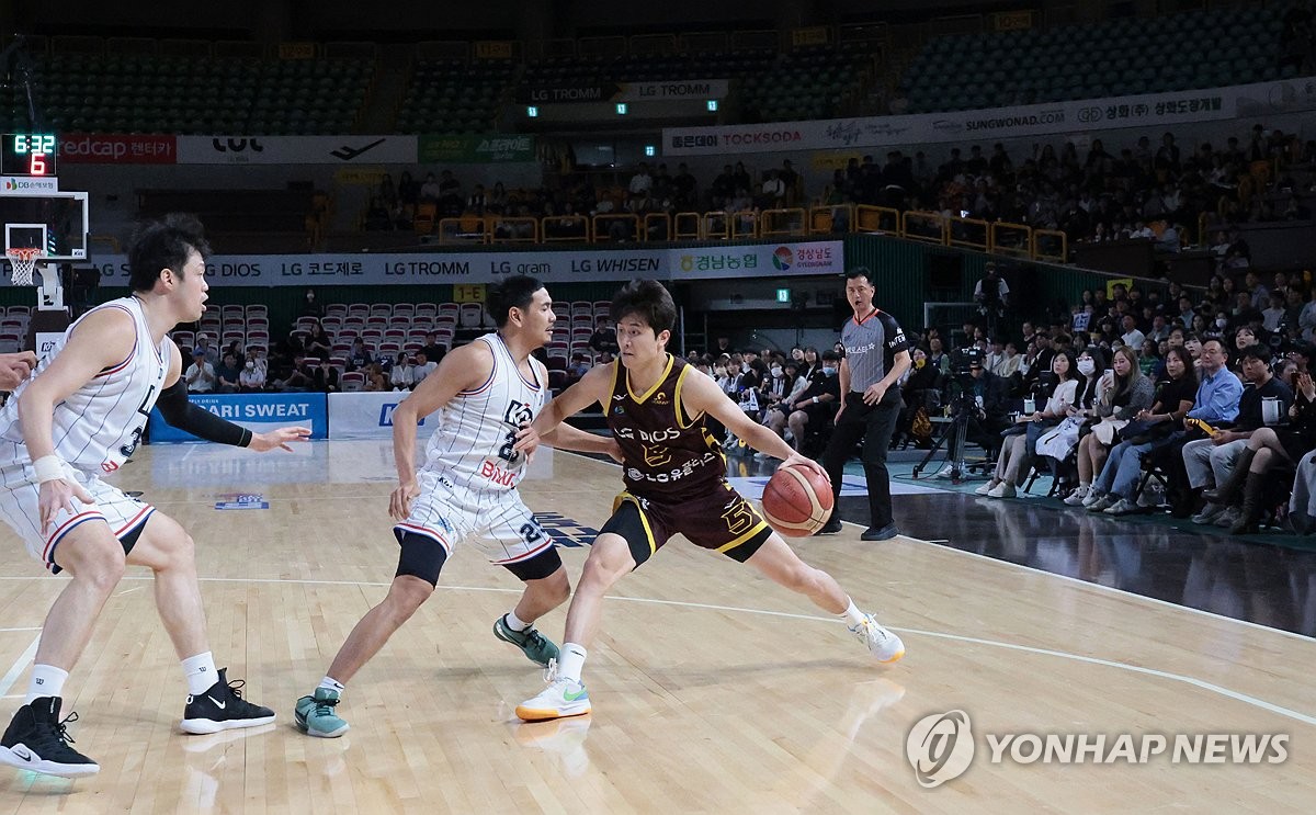 (창원=연합뉴스) 21일 오후 경남 창원체육관에서 열린 2024-2025 프로농구 창원 LG 세이커스와 부산 KCC 이지스 경기. LG 양준석이 드리블을 하고 있다. 2024.10.21