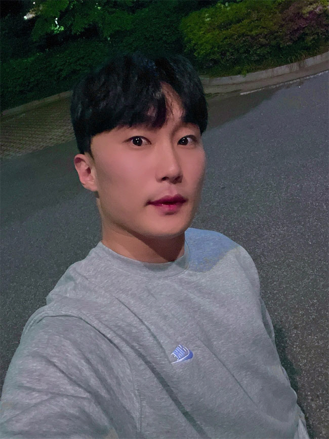 지난해 2월 투병 중 세상을 떠난 고 김동혁 씨가 생전에 전북 군산의 한 공원에서 산책하는 모습.  초록우산 제공