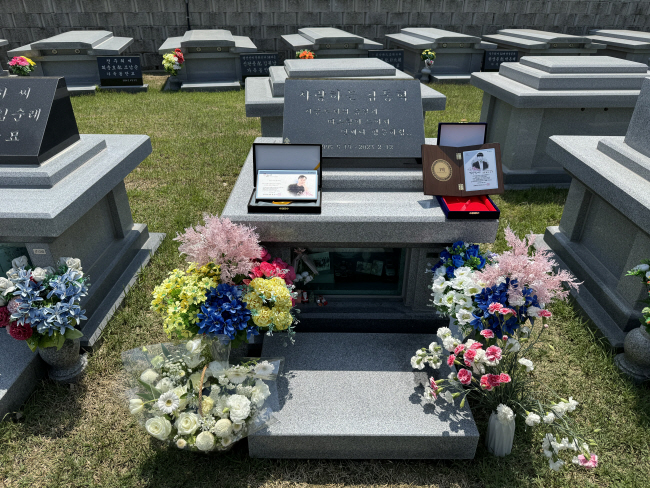 세상을 떠난 후 어머니를 통해 초록우산에 1억 원을 기부한 고 김동혁 씨가 묻힌 전북 군산의 한 추모공원 묘역에 초록우산이 전달한 감사패가 올려져 있다.  초록우산 제공