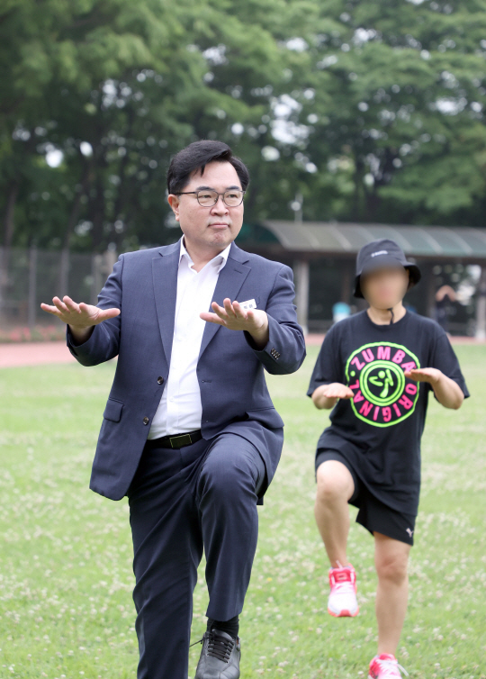 박일하 동작구청장이 지난해 6월 대방공원에서 열린 올바른 걷기교육에 참석해 건강 체조를 하고 있다. 동작구청 제공