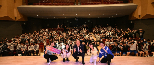 동두천 지역 중학교 1·2학년 대상 뮤지컬 공연 후 박형덕 동두천시장과 지역 학생들이 기념촬영을 하고 있다. 동두천시 제공