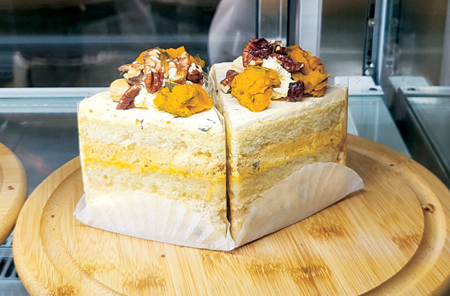 아메리카 대륙이 원산지인 호박은 타원형, 원통형, 편구형 등 다양한 형태와 색이 있다. 위 사진은 저마다 다른 모양의 호박. 아래는 단호박의 은은한 단맛을 활용해 만든 단호박 케이크.