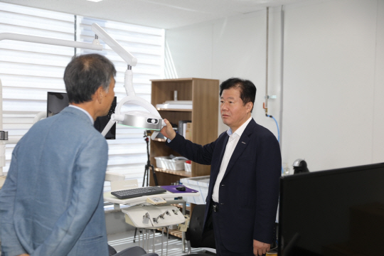 강석진(오른쪽) 중진공 이사장이 24일 전남 순천시 소재 도이프 사업장을 방문해 현장을 둘러보고 있다. 중소벤처기업진흥공단 제공