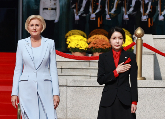 [서울=뉴시스] 조수정 기자 = 윤석열 대통령 부인 김건희 여사가 24일 서울 용산 대통령실 청사에서 열린 안제이 두다 폴란드 대통령 국빈 방한 공식환영식에서 국기에 경례하고 있다. (대통령실통신사진기자단) 2024.10.24. chocrystal@newsis.com