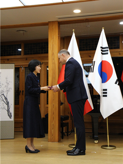 안제이 두다 폴란드 대통령(오른쪽)으로부터 훈장을 수훈 받는 최성은 교수. 민음사 제공