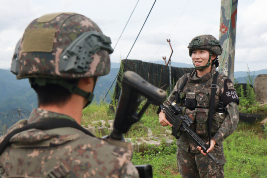 전역 후 21사단 간부로 재임용된 남은빈 소령(진급예정자·오른쪽)이 중대원들과 함께 GOP(일반전초) 철책을 순찰하고 있다. 남 소령은 "전역 후에도 계속 육군에 복무하고 싶은 마음이 강하게 들어 재임용에 지원했다"고 밝혔다. 육군 제공