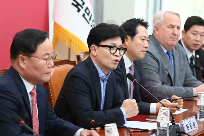 한동훈(왼쪽 두 번째) 국민의힘 대표가 24일 오전 국회에서 열린 최고위원회의에서 특별감찰관 추천 필요성을 강조하면서 주먹을 불끈 쥐고 있다.  박윤슬 기자