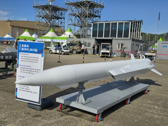 다목적경전투기 FA-50에 탑재할 국산 초음속 공대지 순항미사일 실물 크기 모형이 24일 개막한 경남 사천 비행장에서 개최 중인 ‘사천에어쇼’에서 처음으로 일반에 공개됐다. 디펜스타임즈 제공