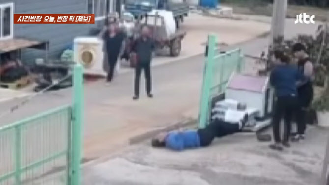 지난 13일 오후 5시 40분쯤 전남 무안군 한 주택가 거리에서 이웃 중학생에게 폭행당한 70대 남성이 바닥에 누워 있는 모습. JTBC ‘사건반장’ 캡처