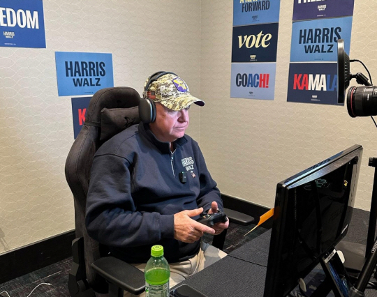 게임방송 플랫폼 ‘트위치’를 통해 게임을 플레이하고 시청자들과 소통하고 있는 팀 월즈 미국 미네소타주 주지사. X 캡처