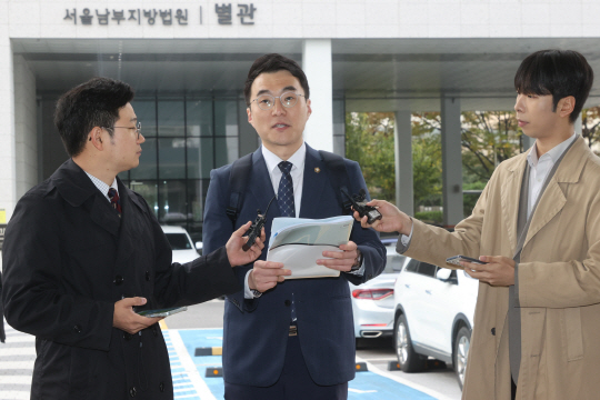 김남국 전 더불어민주당 의원이 28일 서울 양천구 서울남부지방법원에서 열린 첫 공판에 출석하고 있다. 연합뉴스