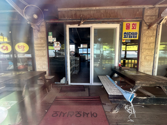 지난 25일 찾은 A 횟집 내부. 현재 운영을 하지 않고 불이 꺼져있다. 이재희 기자