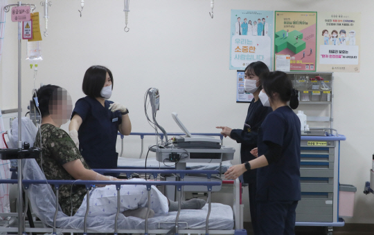 지난 2월 20일 경기도 성남시 국군수도병원 응급실에서 의료진들이 진료를 보고 있다. 연합뉴스