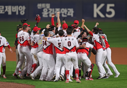 KIA 선수단이 28일 밤 광주KIA챔피언스필드에서 열린 삼성과의 한국시리즈 5차전에서 승리, 우승을 확정한 뒤 환호하고 있다. KIA 제공
