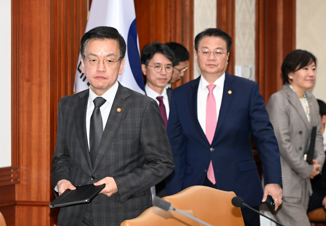 최상목(왼쪽부터) 부총리 겸 기획재정부 장관과 김완섭 환경부 장관, 방기선 국무조정실장, 송미령 농림축산식품부 장관 등이 28일 오전 서울 종로구 정부서울청사에서 열린 경제관계장관회의에 참석하고 있다. 윤성호 기자