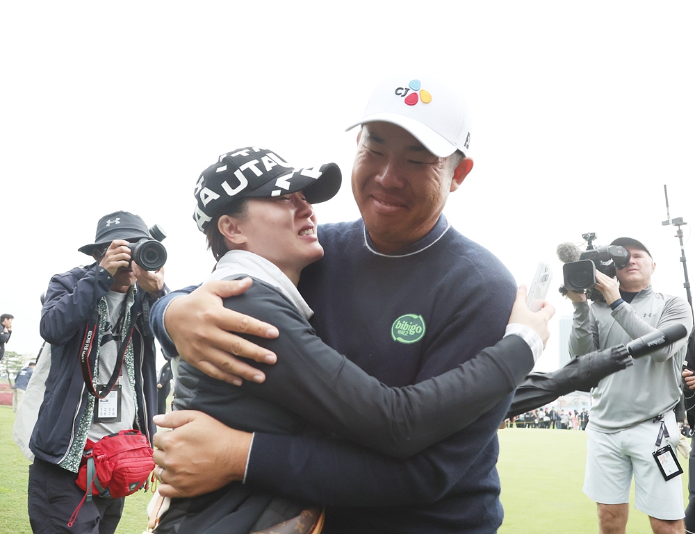 우승 확정 후 기뻐하는 안병훈(오른쪽)[KPGA 제공. 재판매 및 DB 금지]