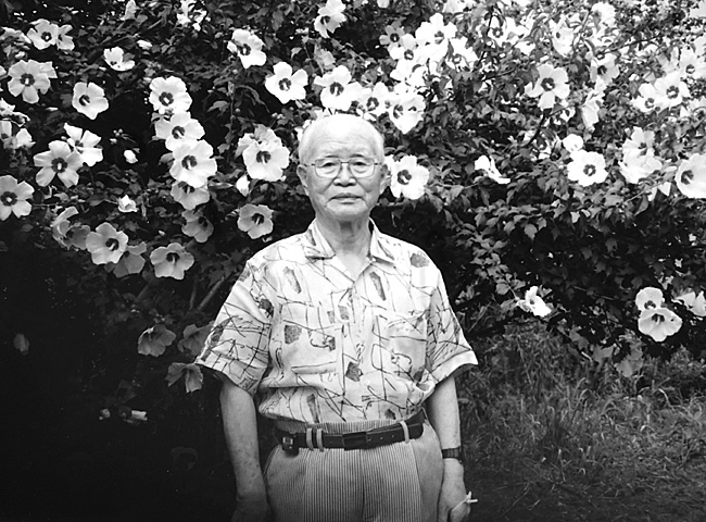 자신이 종자 개량하고 가꾼 무궁화 앞에 선 노년의 류달영 선생.