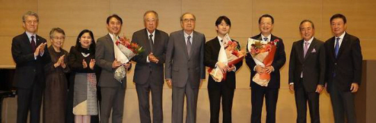 지난 28일 영산외교인상 시상식에서 수상자들이 기념 촬영을 하고 있다. 왼쪽부터 김홍균 외교부 제1차관, 이인호 전 주러시아대사, 마리아 테레사 디존 데 베가 주한필리핀대사, 이상화 주필리핀대사, 류진 서울국제포럼 이사장, 이홍구 명예이사장, 피아니스트 조성진씨, 김옥채 주요코하마 총영사, 최종태 전 재일한국상공회의소 회장, 임성준 영산외교인상 위원장. 서울국제포럼 제공