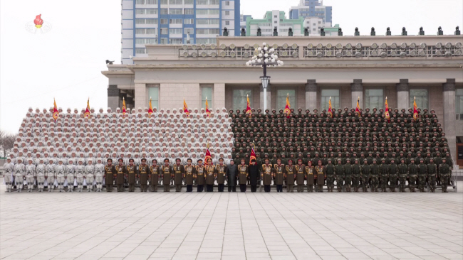 김정은(앞줄 가운데) 북한 국무위원장이 지난해 2월 11일 조선인민군 창건(건군절) 75주년 열병식에 참가한 각급 부대 지휘관, 병사들과 기념사진을 찍고 있다. 조선중앙TV 캡처