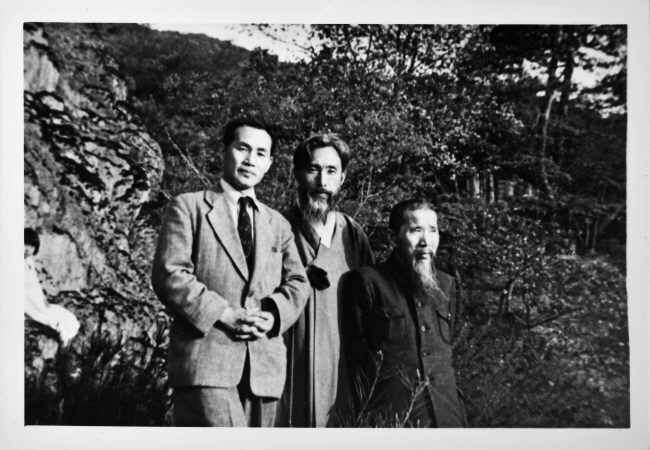 함석헌(가운데), 유영모(오른쪽) 선생과 함께한 젊은 시절의 류달영 선생.