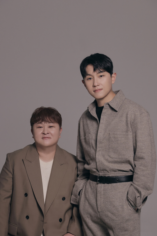 가수 허각(왼쪽)과 임한별
