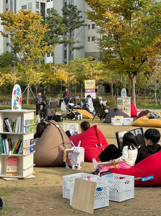 지난 주말 가락누리공원에서 열린 ‘공원에서 만난 도서관’에서 구민들이 야외도서관을 이용하고 있다. 송파구청 제공