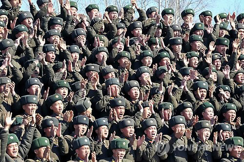 김정은 북한 국방위원회 제1위원장이 2013년 3월23일 오중흡7련대칭호를 수여받은 조선인민군 제1973군부대관하 2대대를 시찰했다고 조선중앙통신이 다음날 보도했다. 조선중앙통신 캡처/연합뉴스
