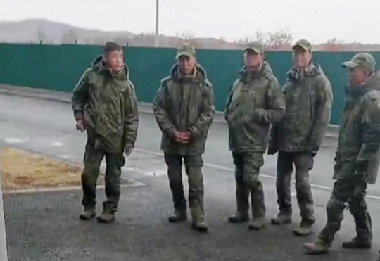 러시아 극동 연해주 지역에 파병된 것으로 보이는 북한군 추정 동영상이 또 공개됐다. 러시아 독립 언론기관이라고 주장하는 ‘아스트라’는 지난 22일(현지시간) 텔레그램 채널에 북한군으로 보이는 군인들이 건물 외부에 서 있는 모습을 촬영해 게시했다. 아스트라는 해당 영상에 대해 "블라디보스토크 ‘세르기예프스키에 위치한 러시아 지상군 제127자동차소총사단 예하 44980부대 기지에 북한군이 도착한 장면"이라고 설명했다. 아스트라(ASTRA) 텔레그램 채널 캡처/연합뉴스