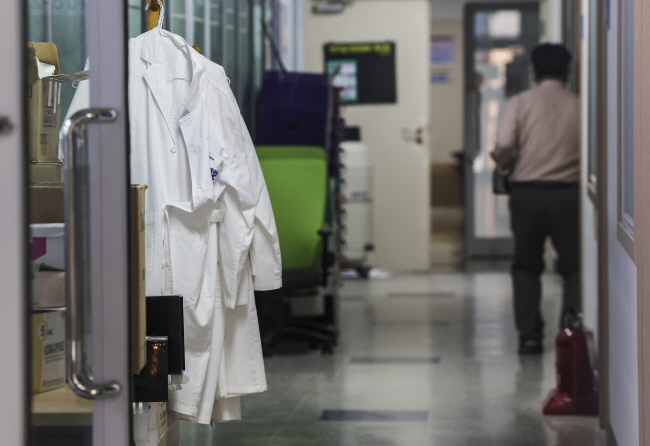 교육부가 의대생 휴학 승인을 대학 자율에 맡기겠다고 발표한 다음 날인 30일 서울 시내 한 의과대학에 의사 가운이 걸려 있다.    뉴시스