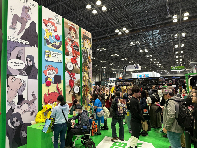 지난 19일 미국 뉴욕주 자비츠센터에서 진행된 ‘뉴욕 코믹콘’의 네이버웹툰 사인회에 인파가 몰려 있다. 네이버웹툰 제공