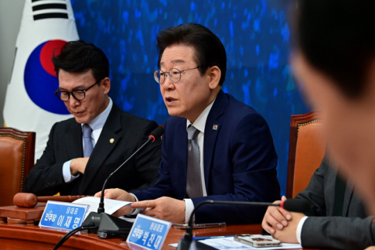 이재명(오른쪽) 더불어민주당 대표가 30일 오전 국회에서 열린 최고위원회의에서 발언하고 있다. 문호남 기자