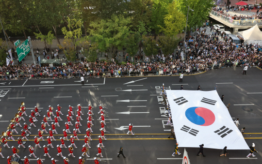 지난 10월 1일 오후 서울 중구 세종대로 일대에서 열린 건군 76주년 국군의 날 기념 시가행진에서 군악대와 태극기가 행진하고 있다. 뉴시스